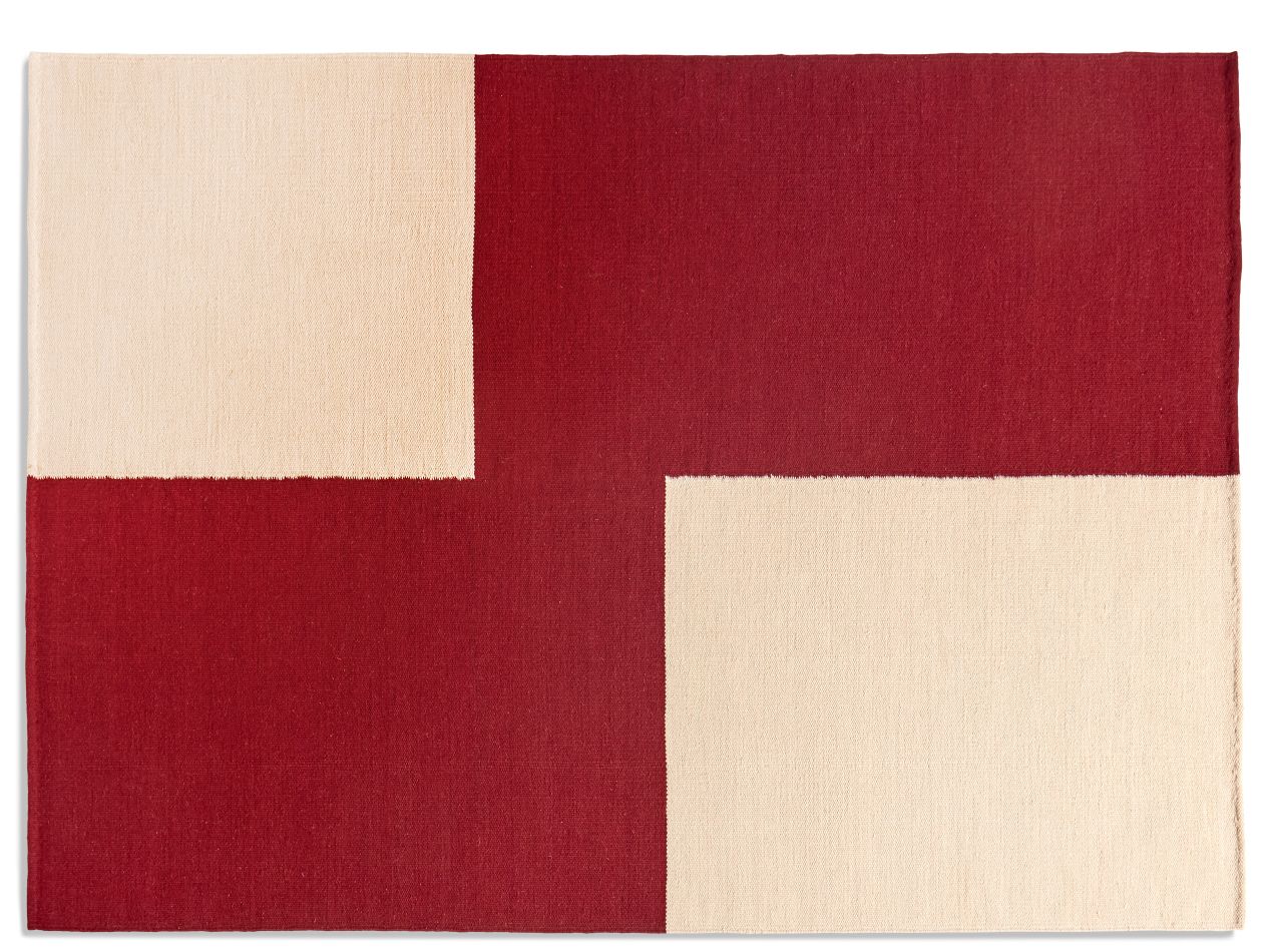 Ethan Cook Teppich von Hay: Rot-beiger Wollteppich mit geometrischem Muster, modernes Design.